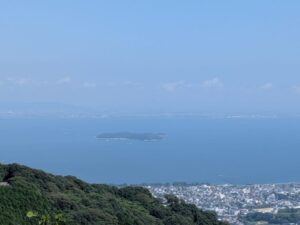 絶景と歴史を感じる三ケ根山スカイラインへ！